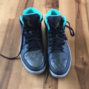 Men’s size 9 Nike Air Jordan’s black and teal